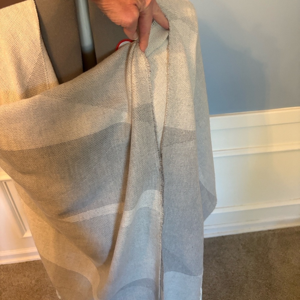 a.n.a Soft Gray and Cream Fringe Shawl Poncho NWOT - Picture 5 of 13